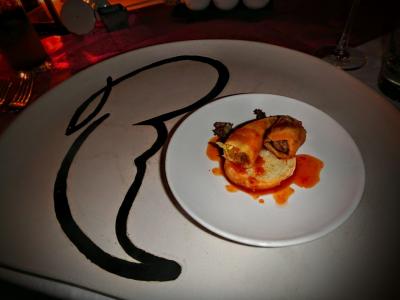 前菜の春巻き。ベースのお皿が素敵です！