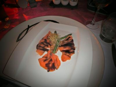 スモークサーモン！黒酢のソースが絶品