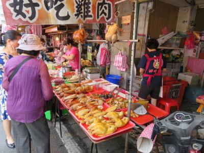 駅すぐにある庶民的な市場、果物やちょっとした庶民的なお土産を買うのに最適です