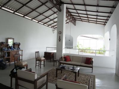 天井の高いロビースペースには、スリランカの伝統家具が