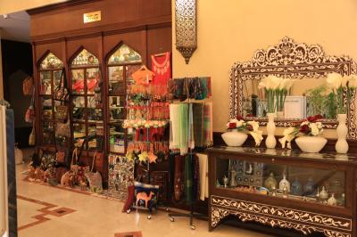 お土産物屋さんは朝7時から21時頃まで