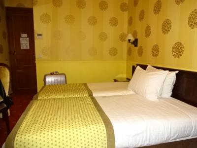 室内の照明が少なくてややうす暗くて快適とは言えないが便利。