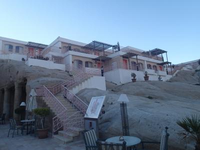 ホテルの外観です。洞窟を利用した造りでキレイです。