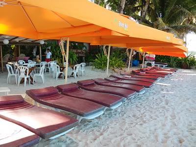 ビーチチェアが並んでます。