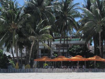 ビーチフロントの小振りなホテルです。