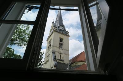 部屋の窓からの眺望。すぐ近くに教会が2軒あります