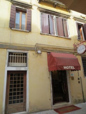 ホテル玄関です