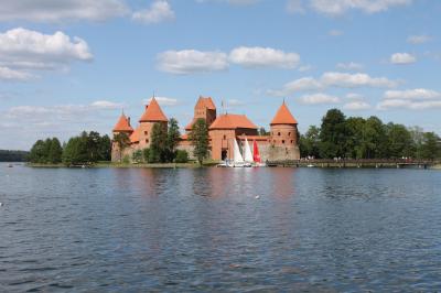 湖に浮かぶ中世の美しい城