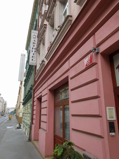 ピンクの建物が目印