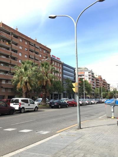 サンツ駅正面の広い通り沿いにあります