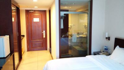 シャワー室がガラス越しで丸見え！エッチ