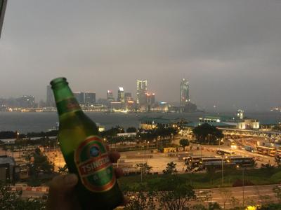 九龍の夜景をみながら、ビールを楽しむ