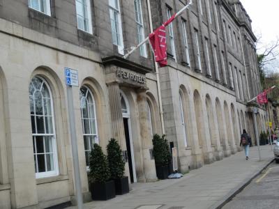 客室はこの通りからみると下の階にあります。