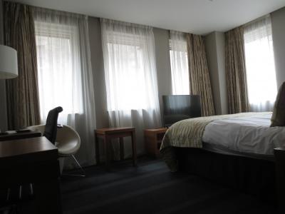 部屋は結構、広々してました。