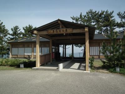 七尾湾と松林を眺めながら足湯ができる