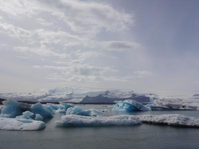 映画やCMの撮影にもよく使われるような美しい氷河湖