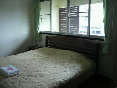 ワントンホテルの客室のベッドの様子です。明るい感じです。