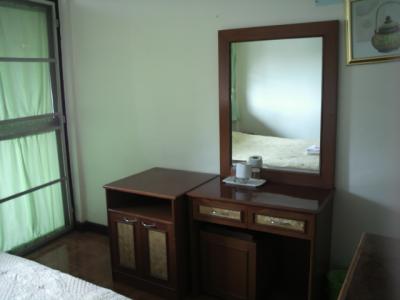 客室内の机と椅子、鏡の様子です。こじんまりしています。