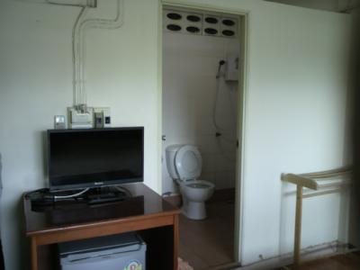 シャワー・トイレ室の入り口の様子です。テレビが置かれています