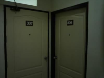 客室の入り口の様子を廊下から見ている様子です。