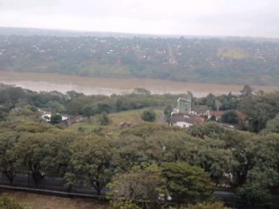 部屋の窓からの景色。川の向こう側はパラグアイ。