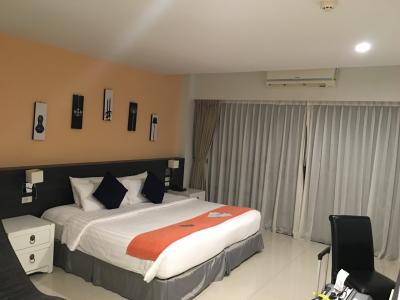 カーテンの向こうはプール