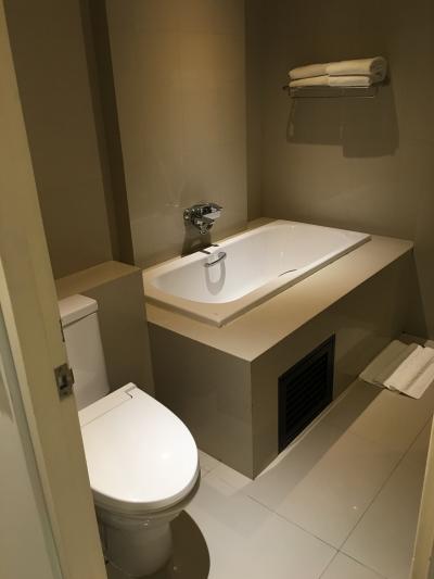 バスタブと、別にシャワーブースもあり。