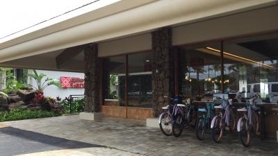 ホテルの新しい看板とレンタサイクル