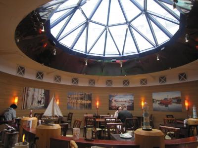 朝食レストランは天井がガラスで明るい