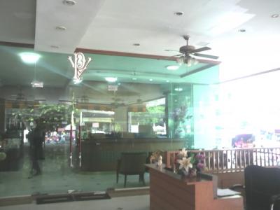 ザ　プリヴィホテルのフロントの様子をガラス越しに見ています。