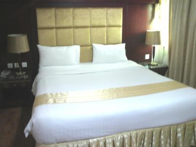 ザ　プリヴィホテルの客室ベッドの様子です。落ち着いた感じです