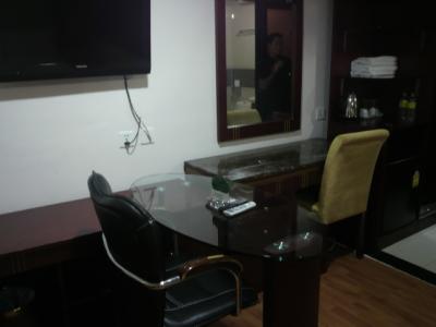 ザ　プリヴィホテルの客室内の机と椅子です。落ち着いた感じです