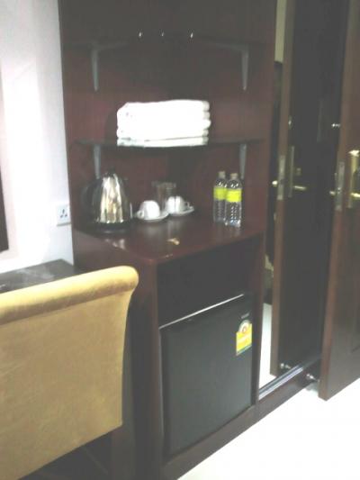 客室内の冷蔵庫等の調度品の様子です。落ち着いた感じです。