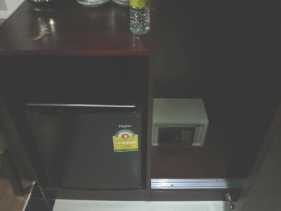 ホテルの客室内の冷蔵庫とセーフティーボックスの様子です。