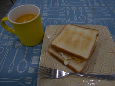 卵をスクランブルにしてサンドイッチにする