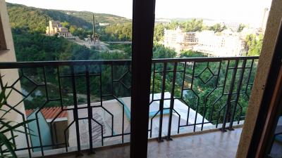 眼下に川、市街地を見下ろしたすばらしい眺望