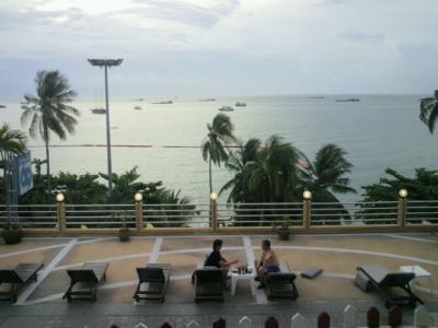 客室階の廊下から見ると、パタヤ湾の素晴らしい眺望が得られます