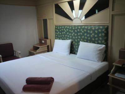 客室内のベッドの様子です。ゆったりして気が休まります。