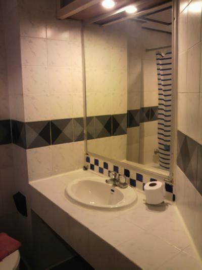 バスルームの中の洗面台の様子です。綺麗な造りです。