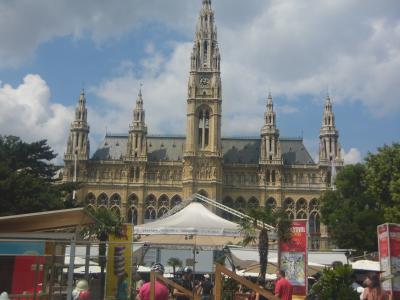 夏は屋台にフィルムフェスティバルが楽しめます