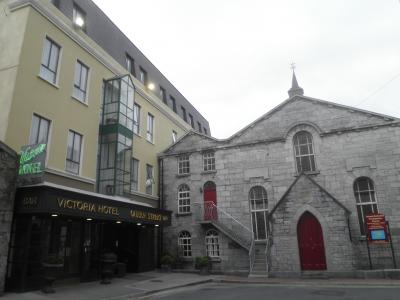 左がホテル、正面が古い教会