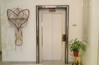 ロビーのエレベーターと素敵な時計