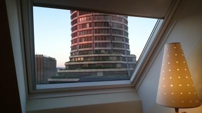 斜めの窓を開けると大きな円柱形のビルが見える