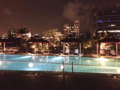 メインレストランの横にプールがあります。朝も気持ちよさそうで