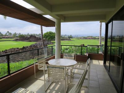 部屋は、ゴルフ場と山々が見渡せる広いラナイ付