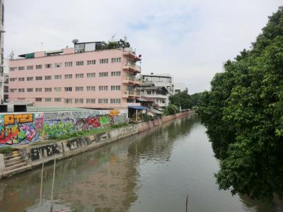 左の建物がKSゲストハウス・バンランプー運河の畔です。