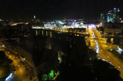 夜景。川向うで煌めいているのは、キエフ駅と巨大なショッピング