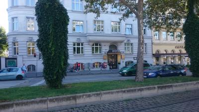 トラムの停留所から望む