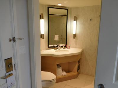 バスルームは広くて高級感がある。シャワールームは別室。