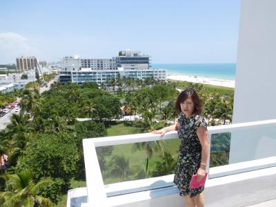 眼下にオーシャンドライヴ。奥に広がるマイアミビーチ。